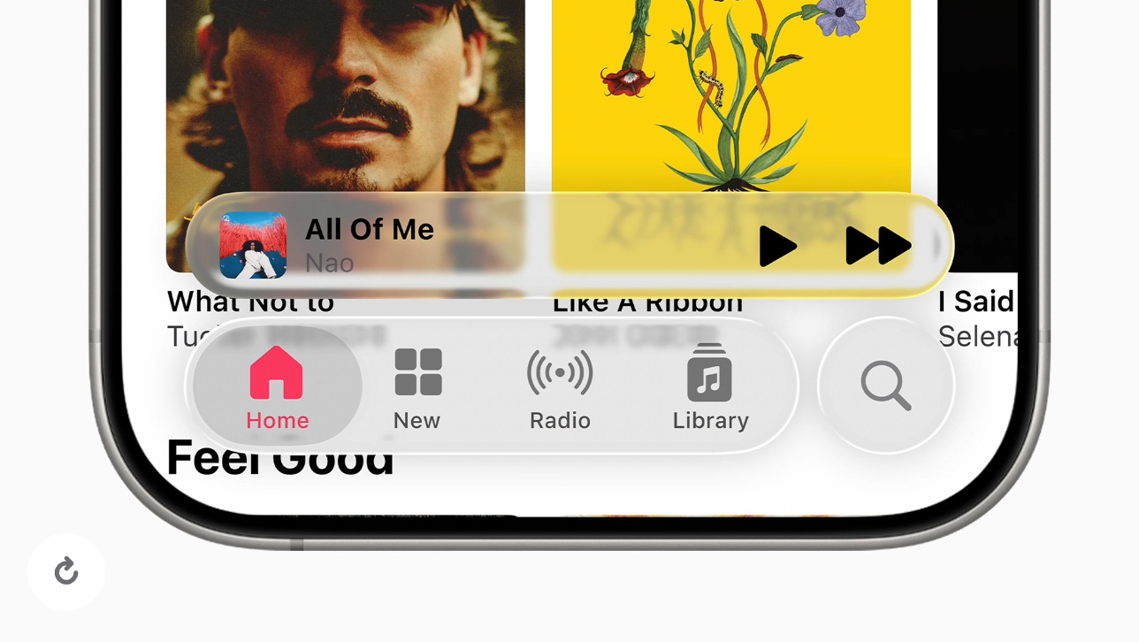 Reproductor de Apple Music con Liquid Glass: barra de reproducción y pestañas Home, New, Radio y Library de cristal sobre las portadas