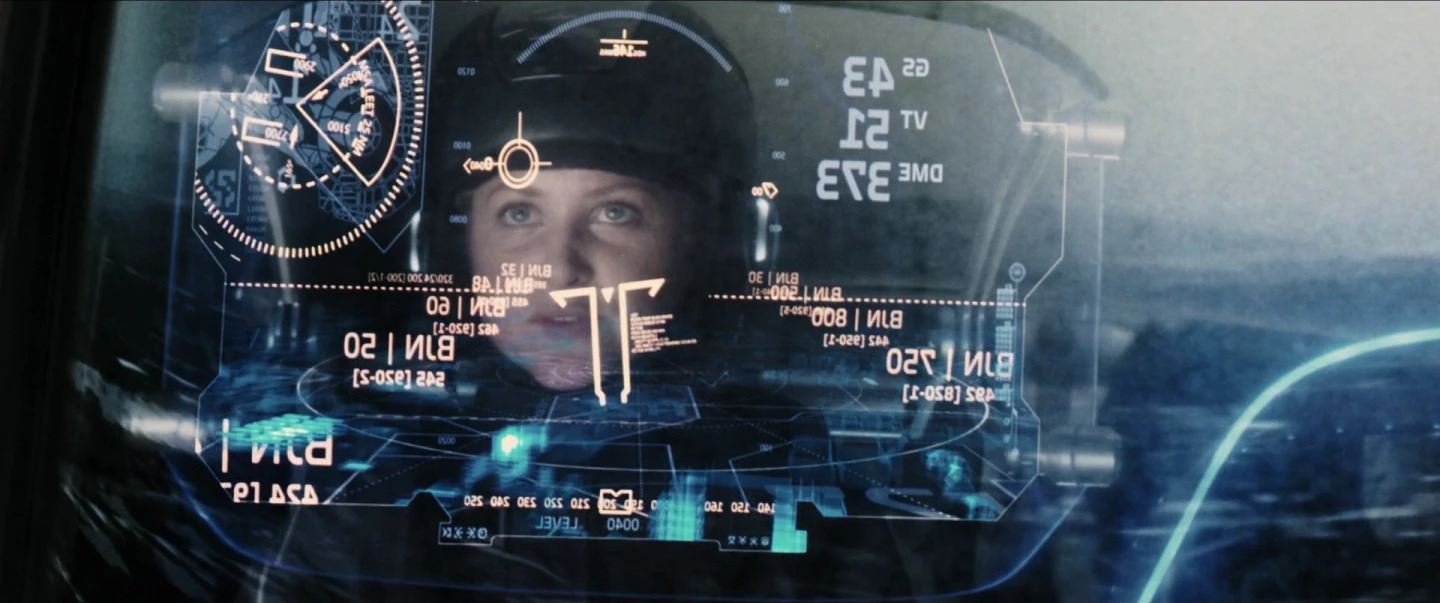 Fotograma de Minority Report: una piloto tras una interfaz holográfica transparente con datos de vuelo