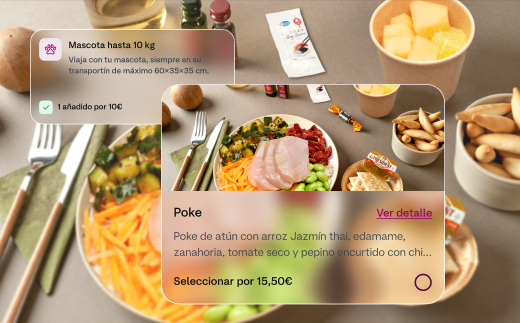 Tarjetas de cristal de la nueva web de Renfe sobre una mesa con comida: suplemento de mascota y un poke de atún por 15,50 €